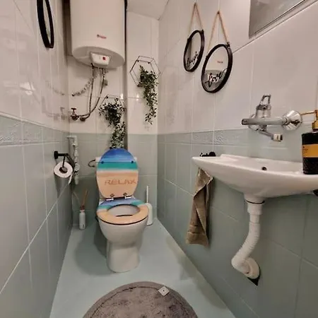 център с паркинг за нормална до средно голяма кола Διαμέρισμα