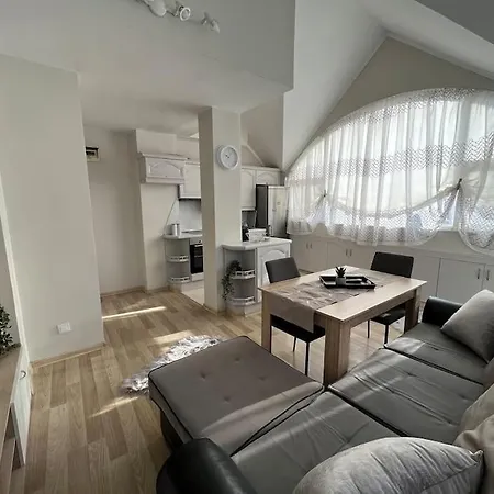 Διαμέρισμα център с паркинг за нормална до средно голяма кола