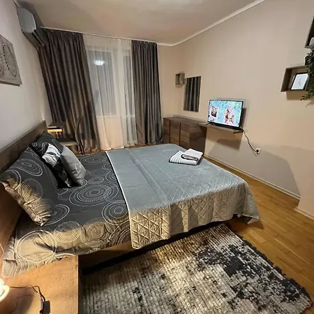 център с паркинг за нормална до средно голяма кола Διαμέρισμα