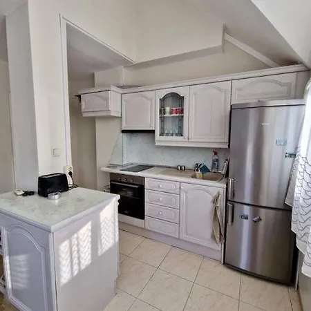 център с паркинг за нормална до средно голяма кола Διαμέρισμα