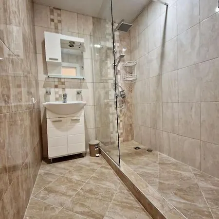 Διαμέρισμα център с паркинг за нормална до средно голяма кола