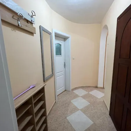 център с паркинг за нормална до средно голяма кола Διαμέρισμα *