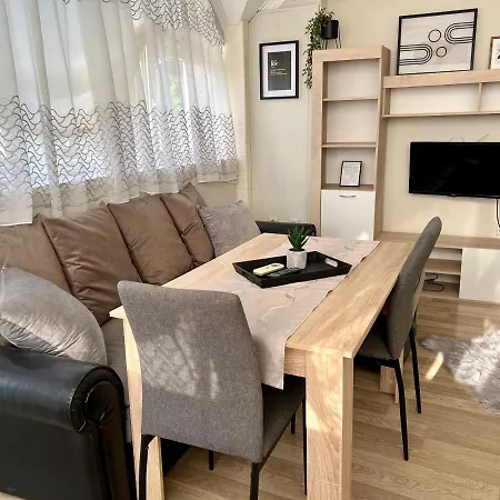 център с паркинг за нормална до средно голяма кола Βάρνα