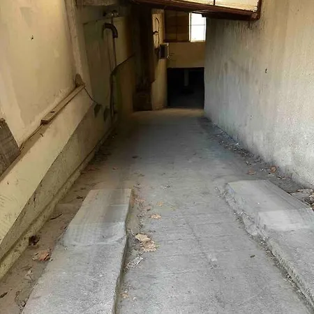 център с паркинг за нормална до средно голяма кола Βάρνα