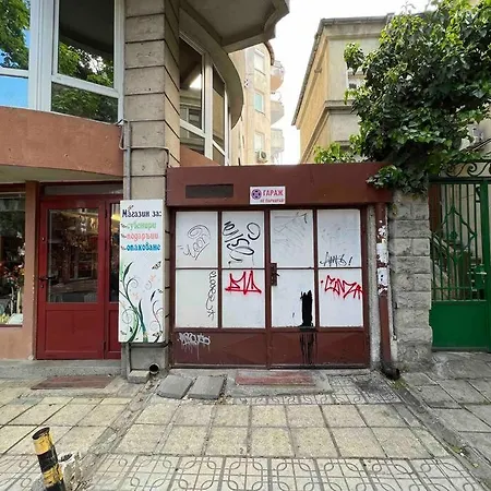 Apartmán център с паркинг за нормална до средно голяма кола