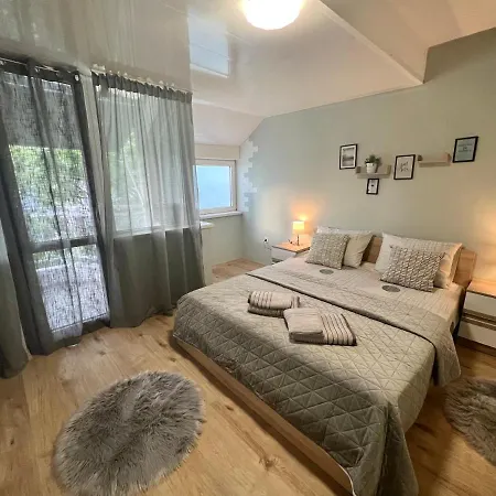 център с паркинг за нормална до средно голяма кола *