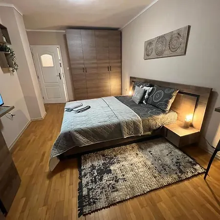 център с паркинг за нормална до средно голяма кола Διαμέρισμα *