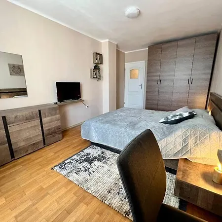 Διαμέρισμα център с паркинг за нормална до средно голяма кола *