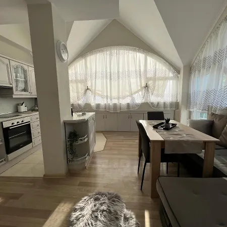 Apartmán център с паркинг за нормална до средно голяма кола *