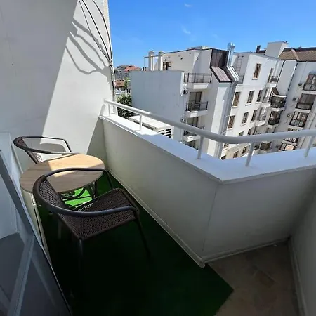 център с паркинг за нормална до средно голяма кола Διαμέρισμα *