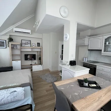 център с паркинг за нормална до средно голяма кола Διαμέρισμα *