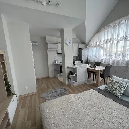 център с паркинг за нормална до средно голяма кола *