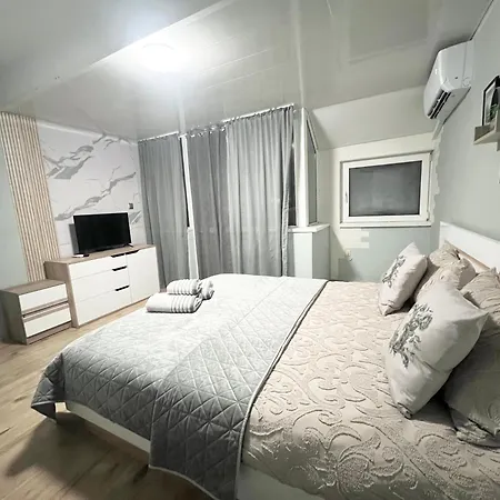 център с паркинг за нормална до средно голяма кола Apartmán Varna