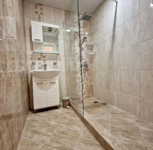 Apartmán център с паркинг за нормална до средно голяма кола