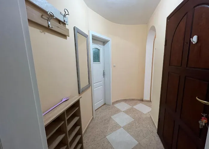 център с паркинг за нормална до средно голяма кола Apartmán *