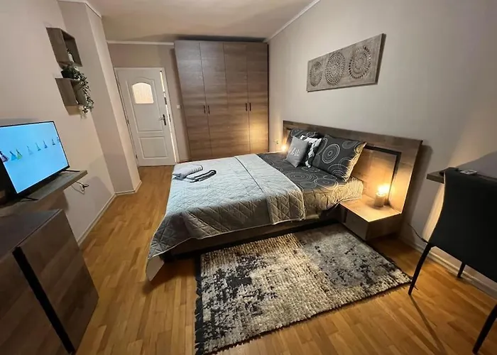 център с паркинг за нормална до средно голяма кола Apartmán *