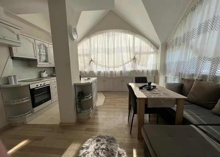 Apartmán център с паркинг за нормална до средно голяма кола *