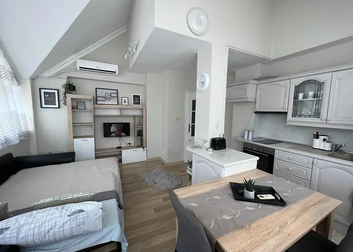 център с паркинг за нормална до средно голяма кола Apartmán *