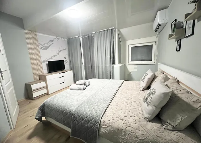 център с паркинг за нормална до средно голяма кола Apartmán Varna