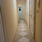 център с паркинг за нормална до средно голяма кола *