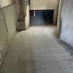 център с паркинг за нормална до средно голяма кола