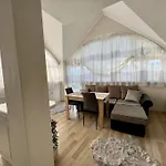 център с паркинг за нормална до средно голяма кола *