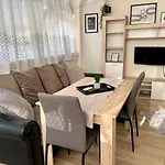 център с паркинг за нормална до средно голяма кола וארנה