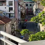 център с паркинг за нормална до средно голяма кола דירה