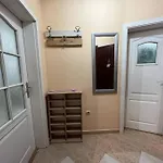 център с паркинг за нормална до средно голяма кола *