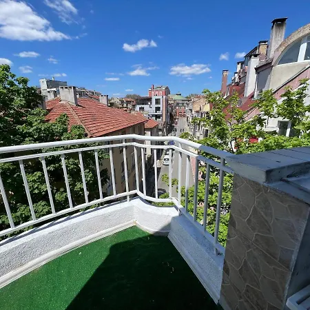 център с паркинг за нормална до средно голяма кола Apartment