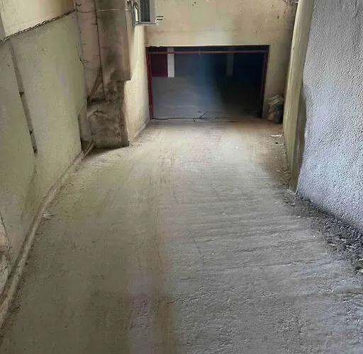 център с паркинг за нормална до средно голяма кола