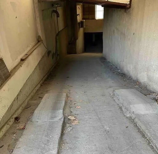 център с паркинг за нормална до средно голяма кола فارنا