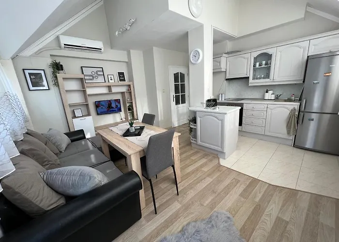 شقة център с паркинг за нормална до средно голяма кола