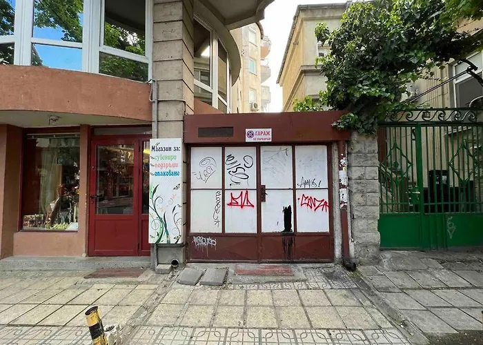 شقة център с паркинг за нормална до средно голяма кола